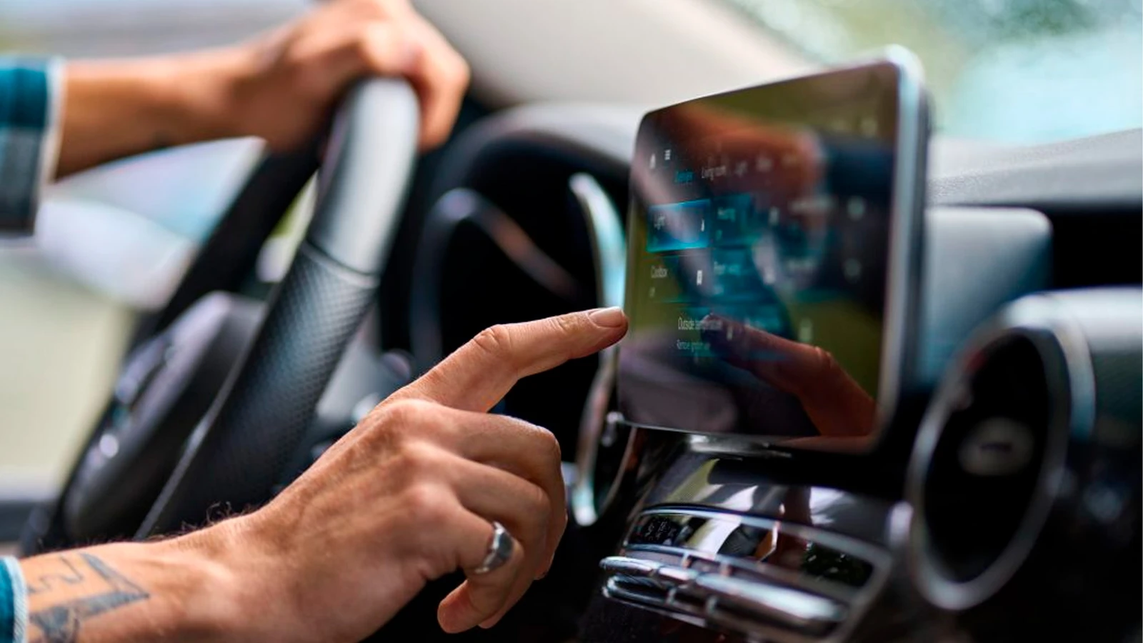 Estudio ratifica el peligro de las pantallas táctiles en la conducción