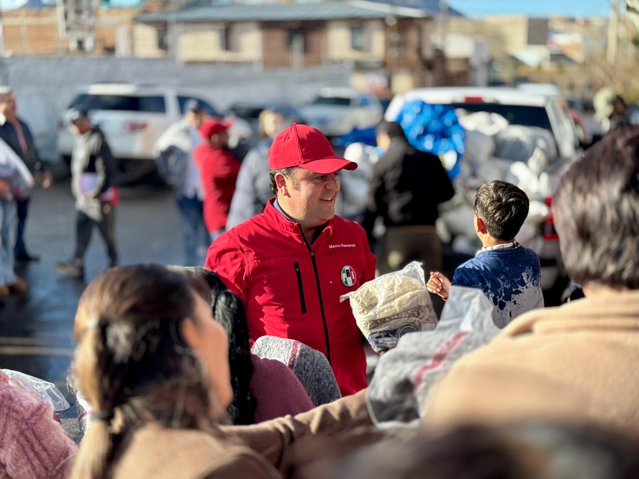 Memo Ramírez entrega apoyos alimentarios y cobijas a familias de Parral ante bajas temperaturas