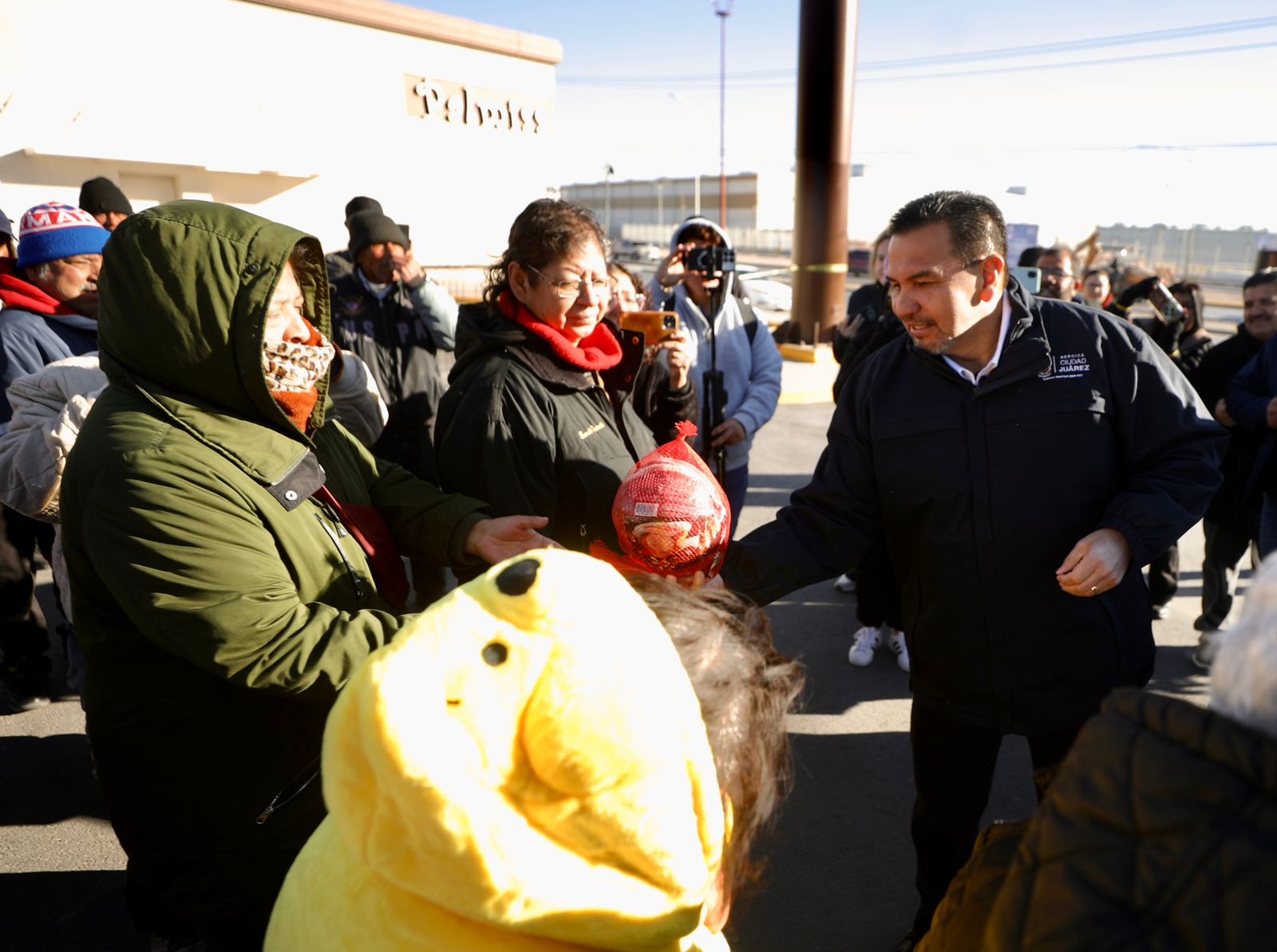 Alcalde Cruz Pérez Cuéllar entrega piernas de cerdo a parqueros y empacadores en Las Torres