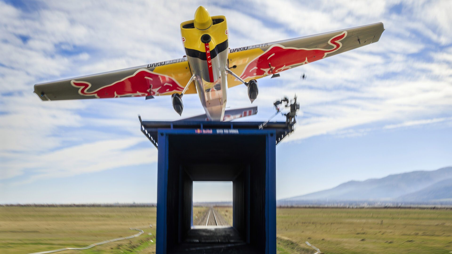 Rimac Nevera R ayuda a un avión a aterrizar sobre un tren que va a 120 Km/h