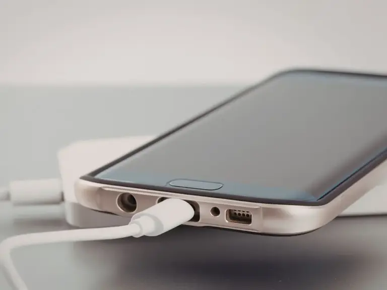 ¿Por qué tu celular se vuelve más lento con el tiempo y qué puedes hacer para evitarlo?