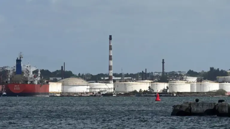 EU autoriza venta de petróleo a Cuba, con condiciones