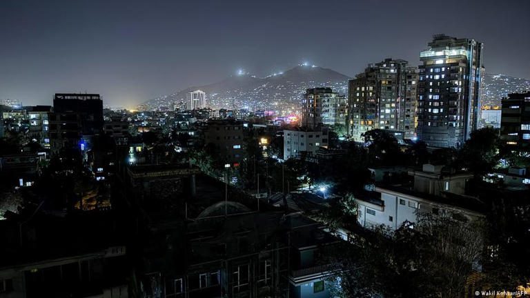 Pakistán bombardea Kabul y declara “guerra abierta”