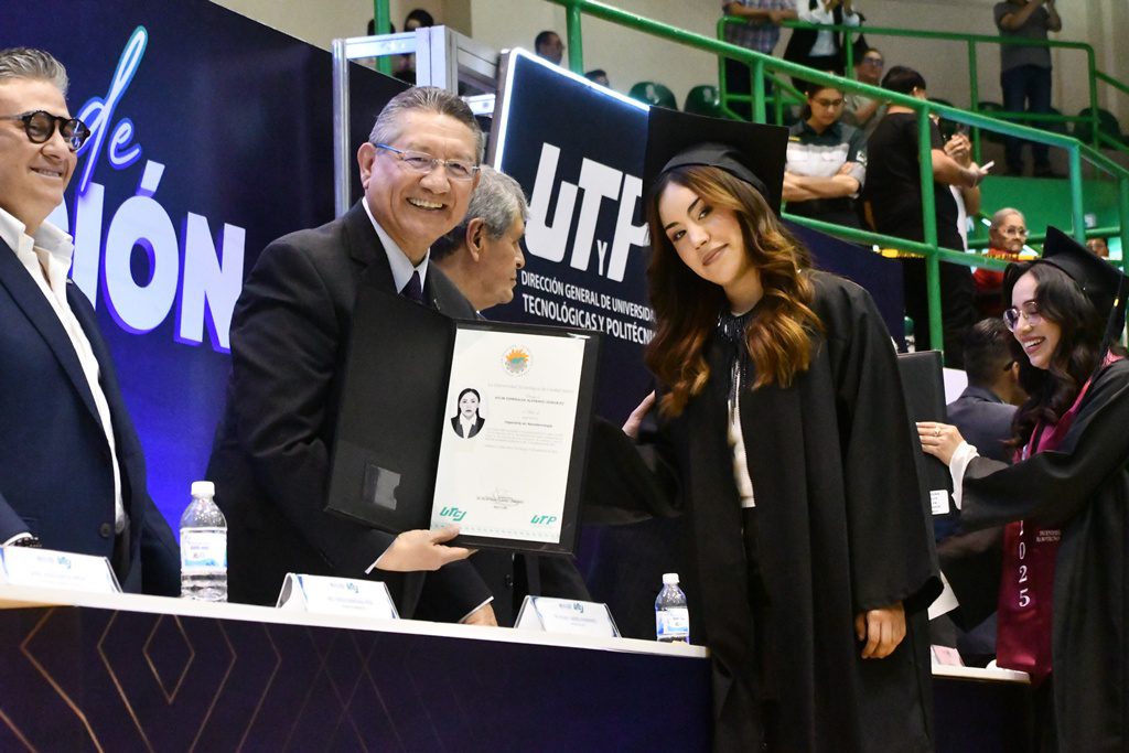 Titula UTCJ a 1,298 estudiantes de ingenierías y TSU