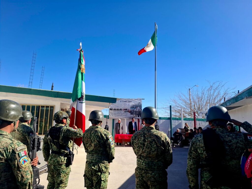 Conmemoran el Mes del Ejército con honores a la Bandera en Plaza Cívica ...