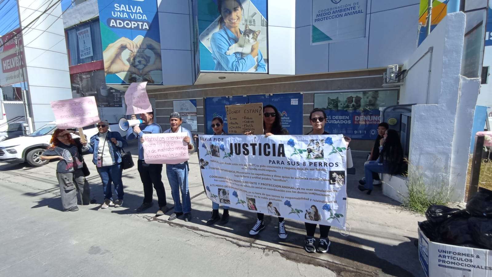 PROTESTAN ACTIVISTAS Y EVIDENCIAN OMISIÓN DE MARCO BONILLA Y ROCÍO REZA EN PROTECCIÓN ANIMAL. . . REFORMA ELECTORAL SACUDE EL CONGRESO. . . EL PAN ACELERA DEFINICIÓN ELECTORAL ANTES DEL MUNDIAL. . .