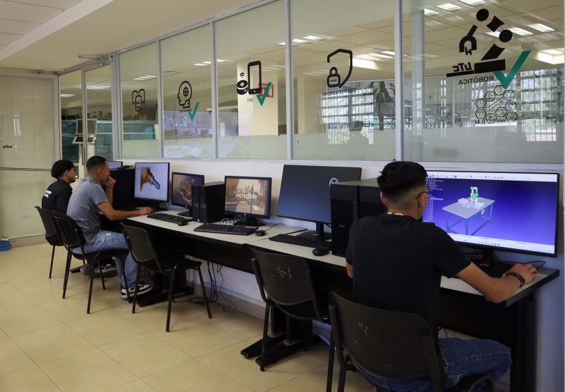 Inaugura UTCH nuevo Laboratorio de Industria 4.0 y pavimentación de estacionamiento