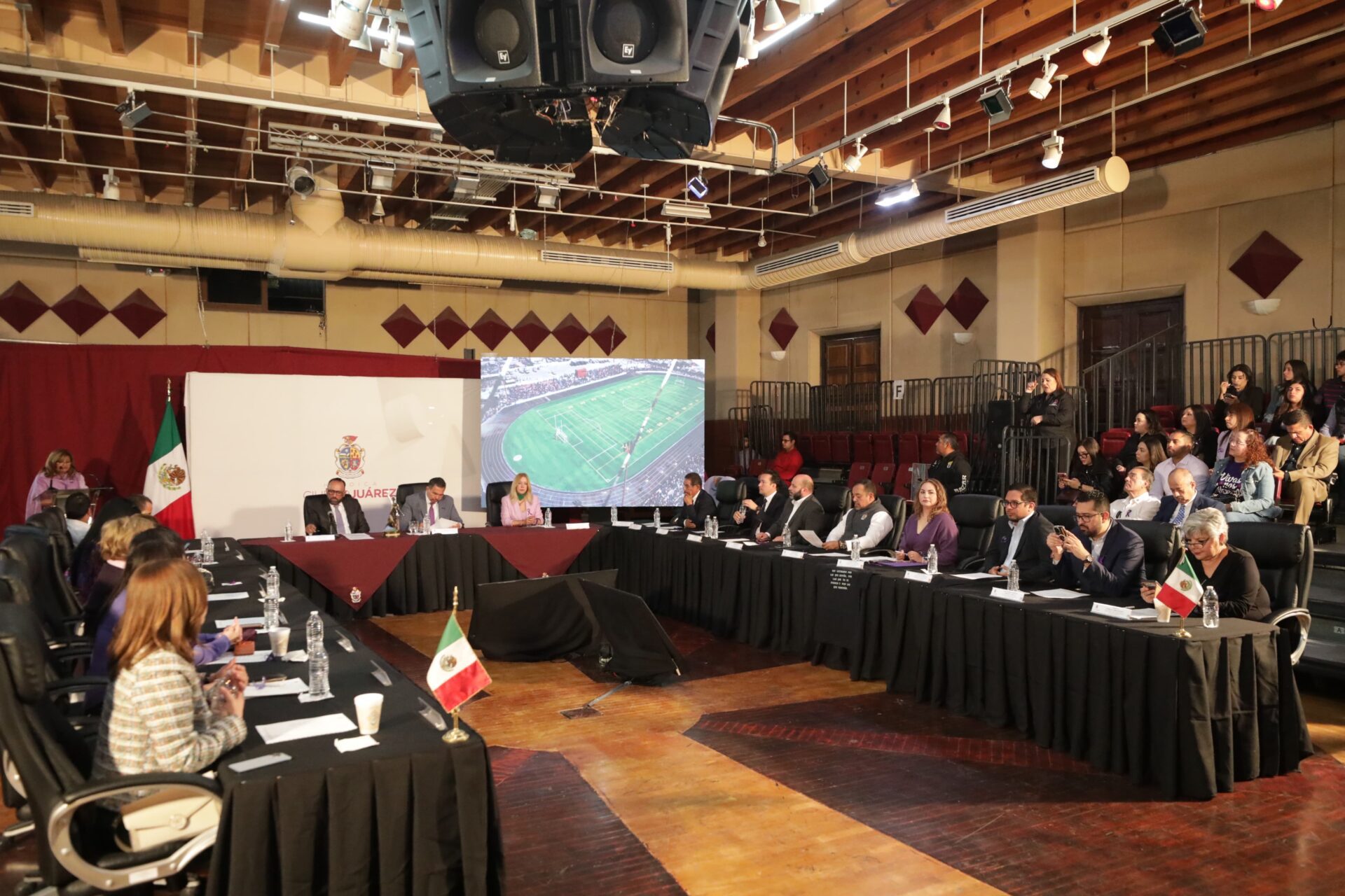 Entrega Cruz Pérez Cuellar la Presea Kirá a Mónica Alicia Juárez Correa