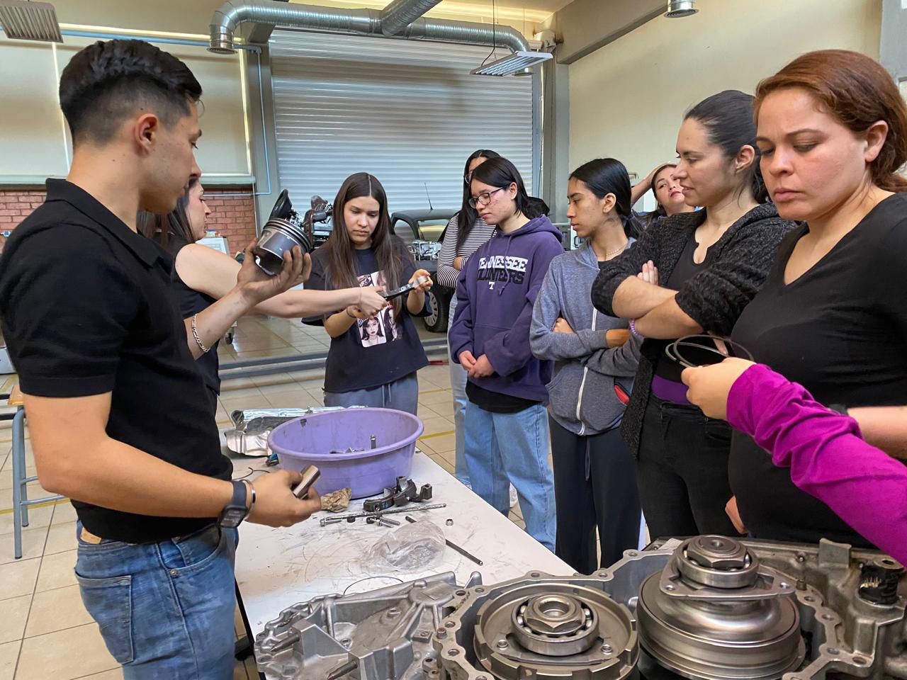 Concluyen primeras participantes el curso de Mecánica Básica para Mujeres en la UPCH