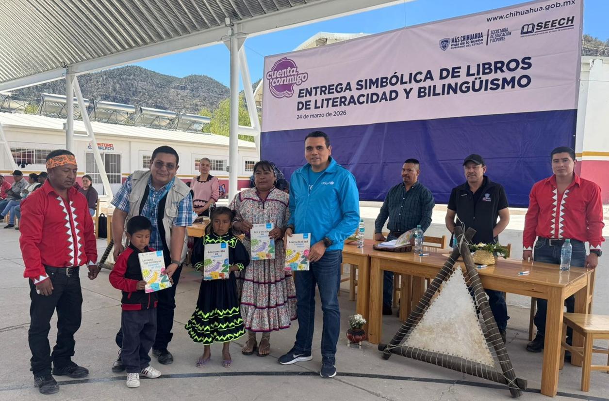 Entregan libros de literacidad y bilingüismo a estudiantes indígenas de Carichí