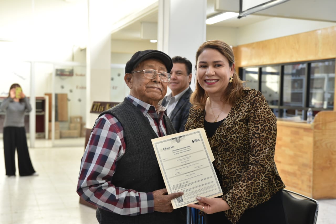 Apoyan estudiantes del CBTis a 36 personas a concluir su Educación Básica en el Ichea
