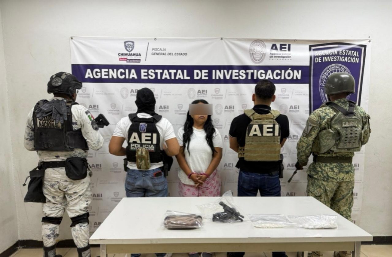 Detiene COE a mujer durante cateo, se le aseguraron 207 dosis de cocaína y un arma de fuego