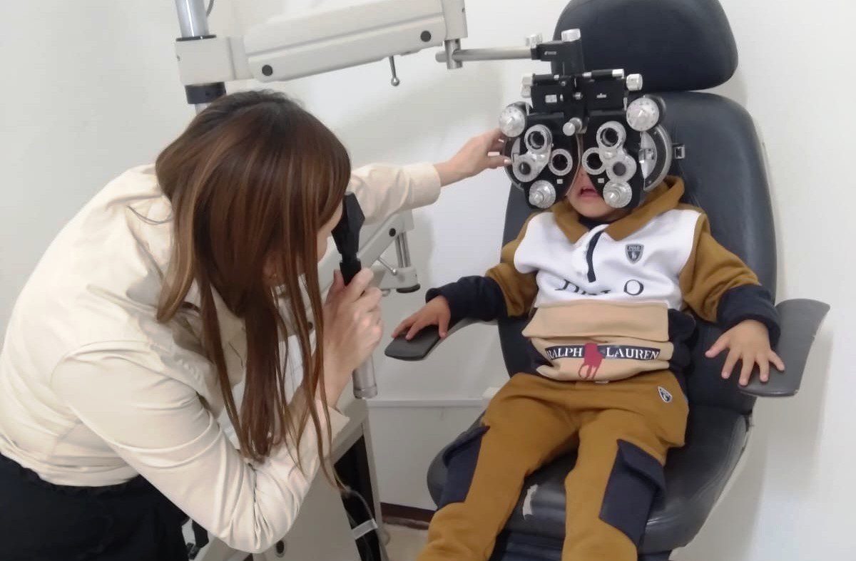 Entregan más de 8 mil lentes gratuitos a estudiantes de educación básica