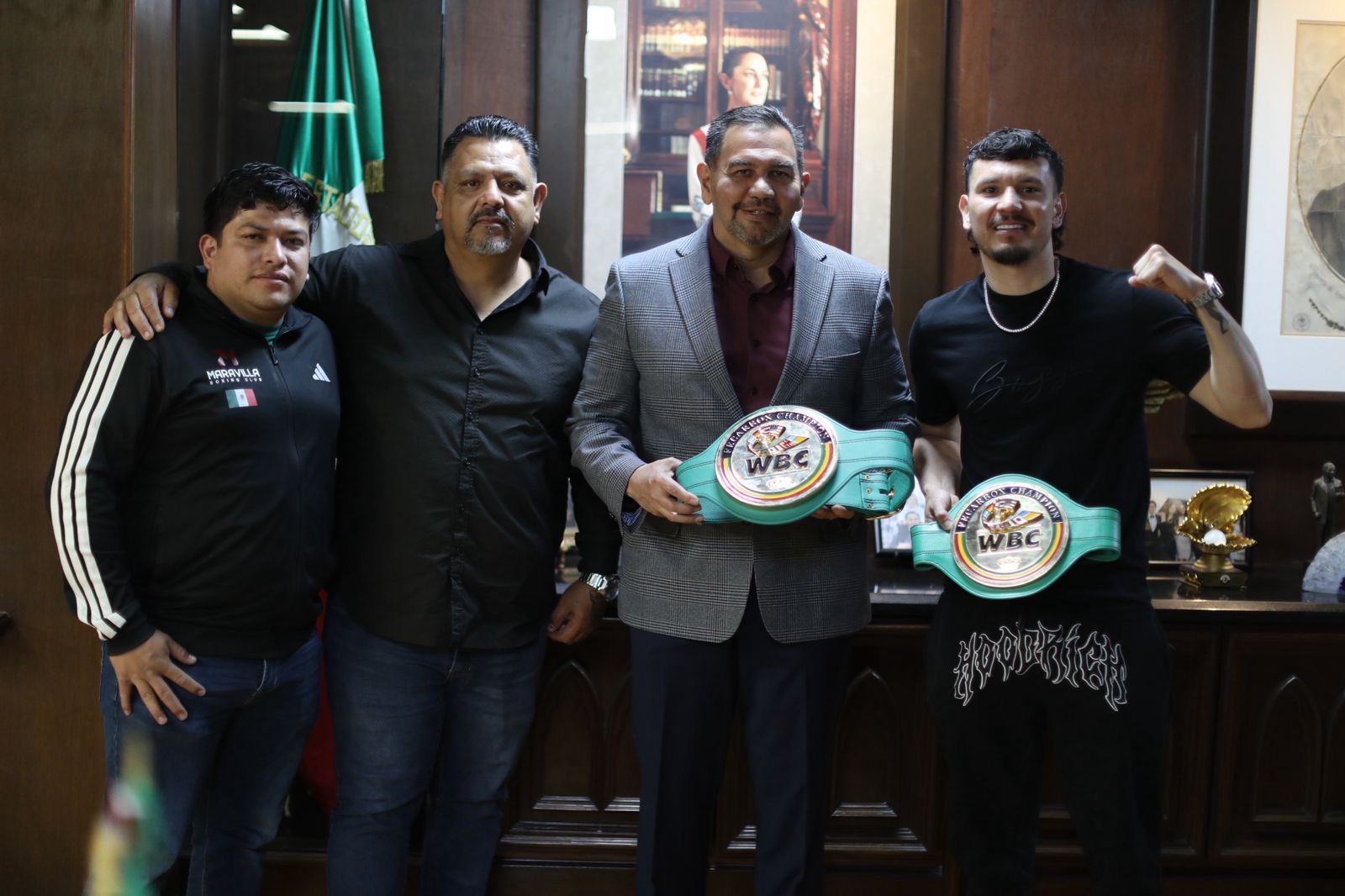 Visita boxeador Brian Roberto Flores Favela al Presidente Pérez Cuéllar