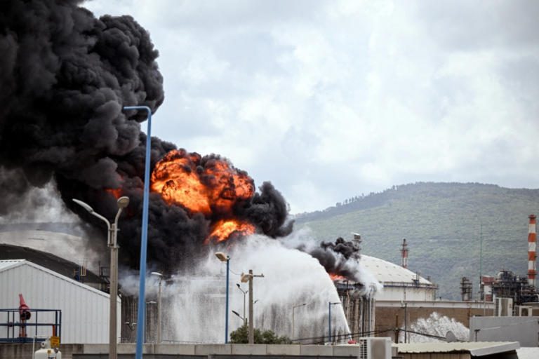 Un misil impacta contra un depósito de petróleo en una refinería en Israel