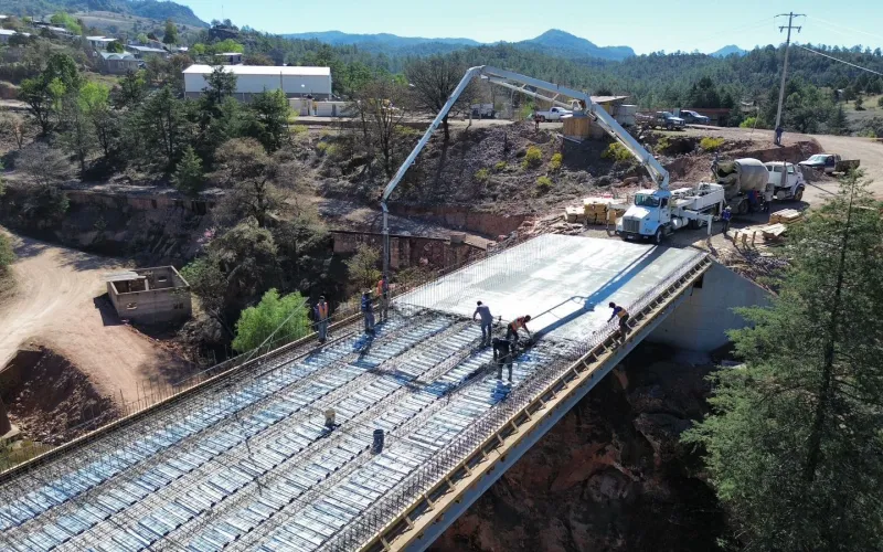 Trabaja SCOP en construcción de puente vehicular en Bahuichivo, Urique