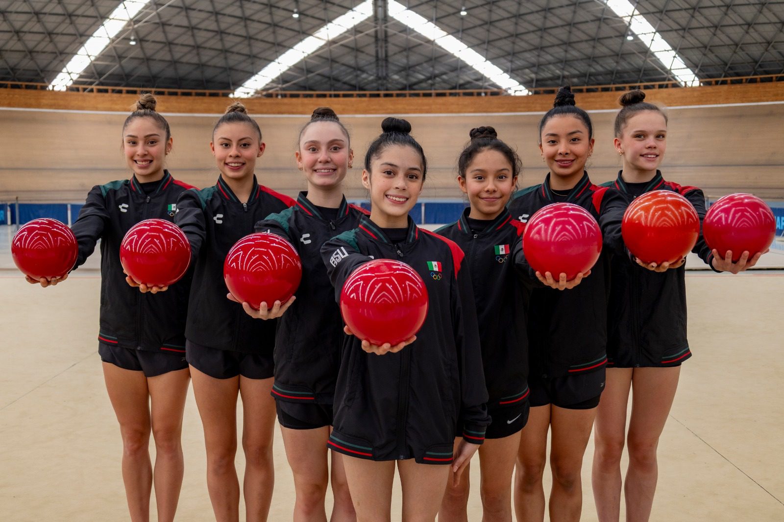 Conjunto de gimnasia rítmica presenta nuevas rutinas en Francia