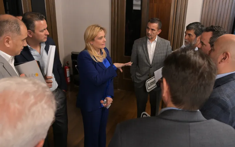 SEMÁFOROS EN ROJO: GOBIERNO EN AMARILLO. . . PAN: SIMULACIÓN DEMOCRÁTICA Y ESTRATEGIA AL VAPOR. . . BERTHA GÓMEZ FONG: ¿LIBRE EN EE.UU., PERO BAJO LA LUPA EN MÉXICO?. . .