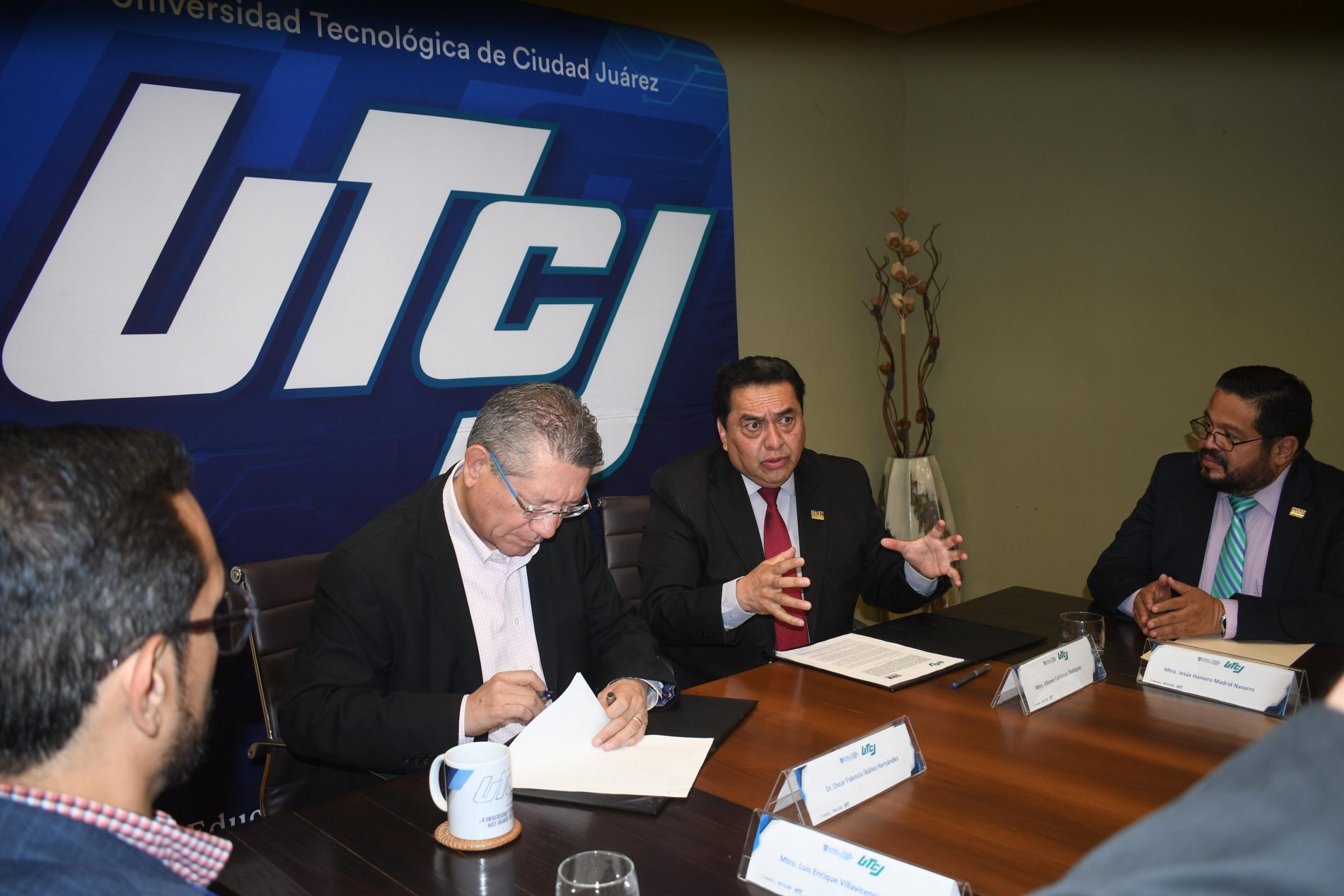 Renuevan UTCJ y URN convenio de colaboración para impulsar la profesionalización académica en Ciudad Juárez