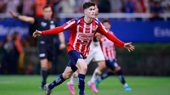 “La Hormiga” González brilla con doblete y rescata racha de Chivas ante Pumas
