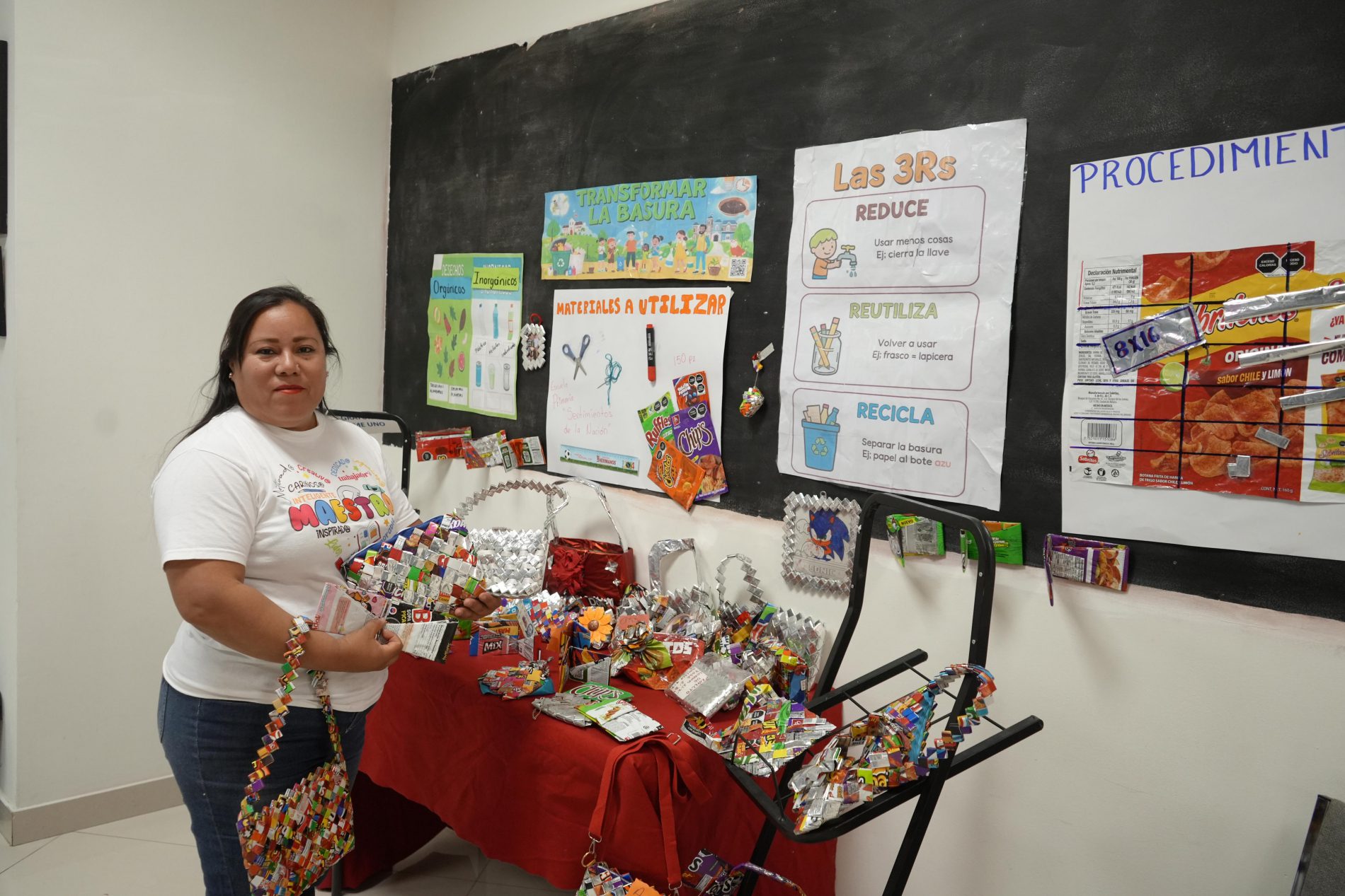 Exponen estudiantes de primaria de Ciudad Juárez artículos realizados con material reciclado