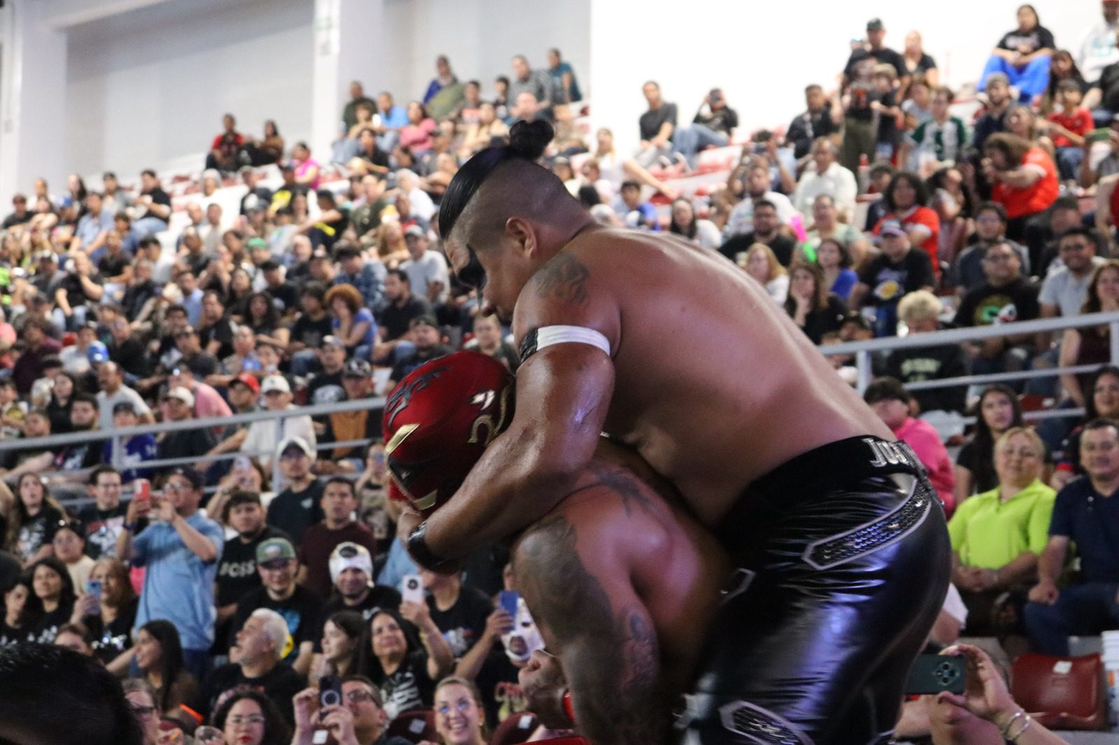 Un éxito la gran fiesta en honor a un grande de la lucha libre juarense
