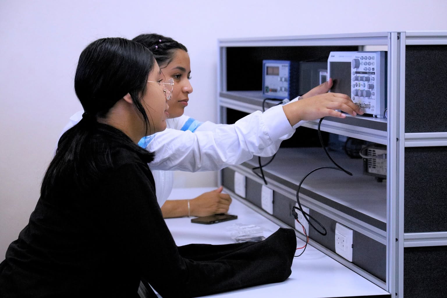 Impulsa UTCH Sur talento tecnológico de estudiantes del CECyTECH mediante prácticas especializadas