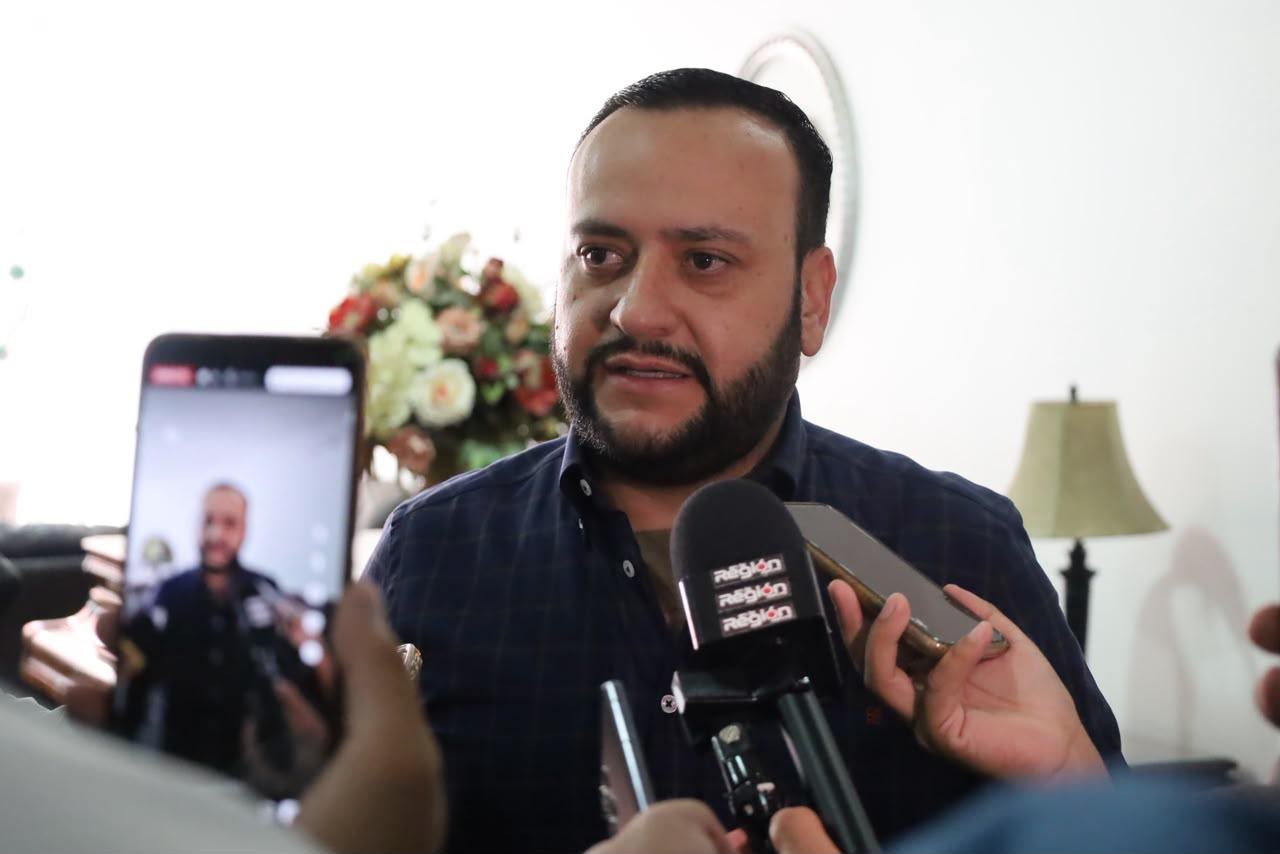 Arturo Medina equipará aulas de Jicapore