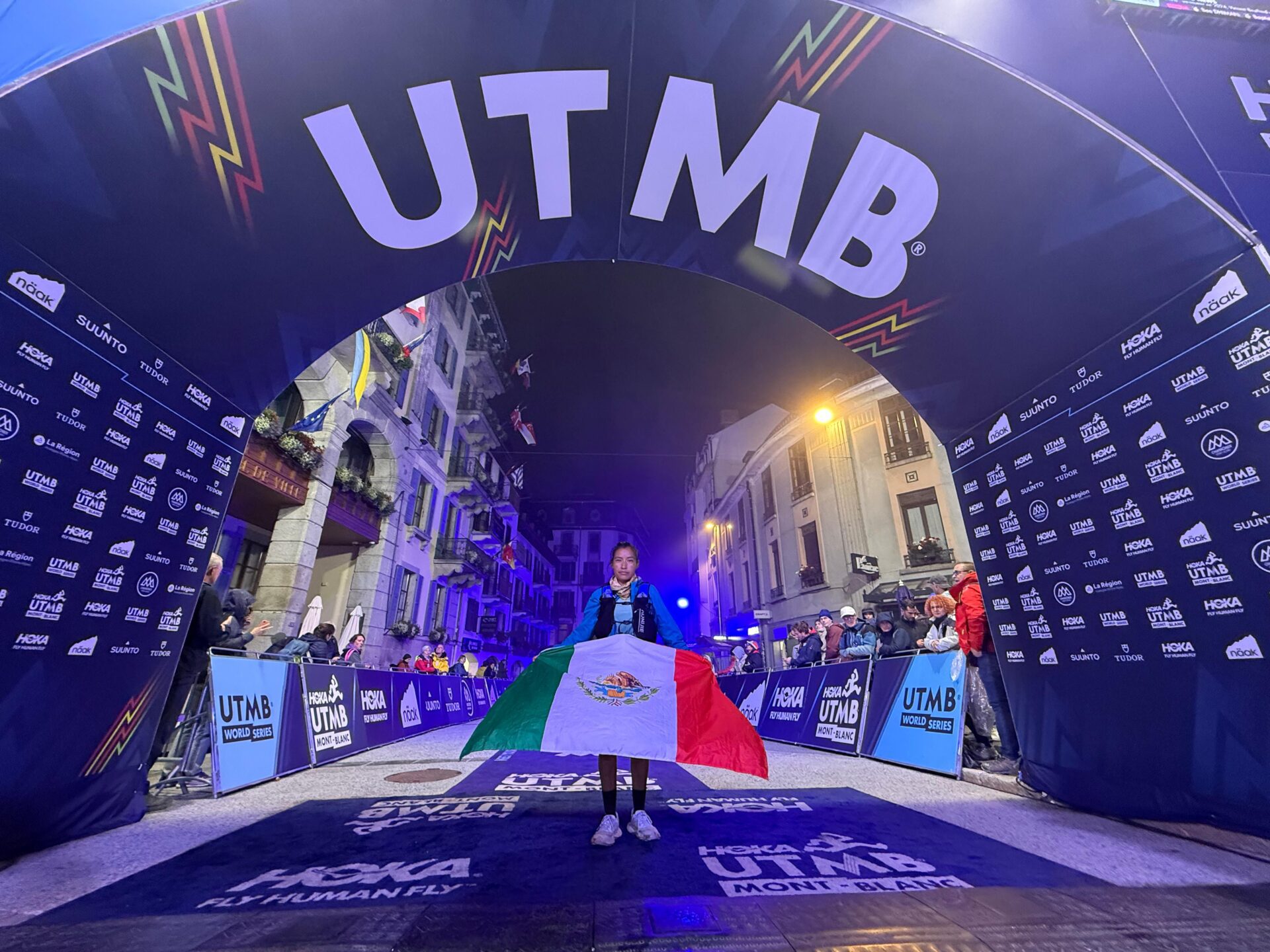 Hace historia la corredora Rarámuri Jenifer Yáñez en la UTMB de Chamonix