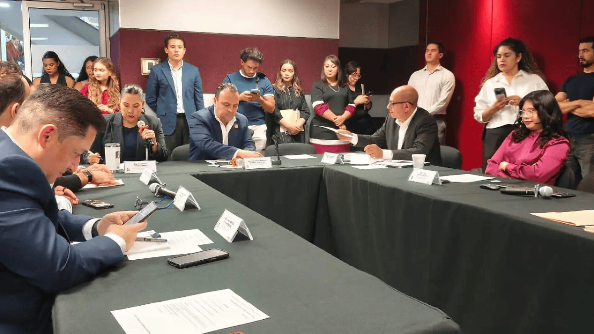 FISCALÍA AUTÓNOMA: EL TURBO DEL PRIAN. . . VEINTE AÑOS FUERA DEL SERVICIO PÚBLICO. . . CHIHUAHUA ARRANCA LA CARRERA DE 2027. . .