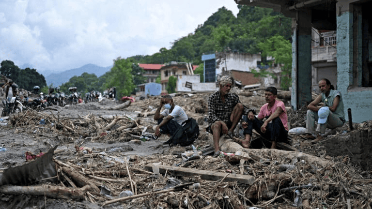 Suman 900 muertos y casi 5 mil desaparecidos por riada en Nepal y China